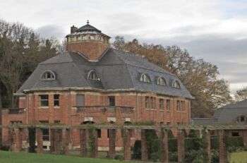 Villa Schulenburg à Gera, 1913-1914, v. d. Velde : Un grand domaine avec un toit sombre et un revêtement en briques moyennes.
