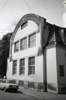 Weimar, Bauhaus : Une photo en noir et blanc de la structure simple à deux étages et trois fenêtres rectangulaires à chaque étage.