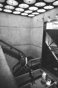Whitney Museum of American Art : Photo en noir et blanc d'un simple escalier.