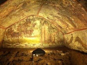 Foto degli affreschi contenuti nella Catacomba situata in Via Latina, a Roma. 