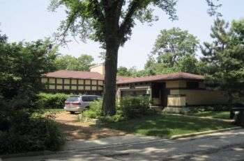 Avery Coonley House (1907) by Frank Lloyd Wright: Photo of the flat structure taken from the road. 