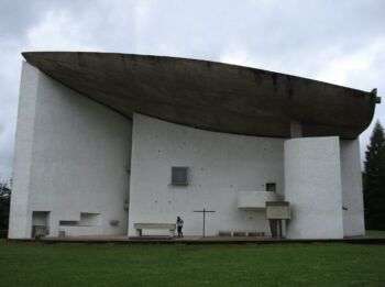 Chapelle Notre Dame du Haut, Le Corbusier, 1955 : Un grand bâtiment simple.