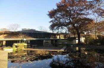 Coonley House à Riverside, Illinois : photo de la structure depuis la route et à l'automne.