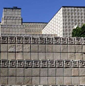 Ennis House, Los Angeles, USA: una foto del disegno a spirale sul lato della struttura. 