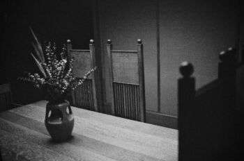 Salle à manger de Frank Lloyd Wright Robie House : Une photo en noir et blanc de l'intérieur.