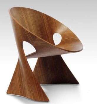 Mobius pour Becker Chair de Studio Schrofer - Il explore le sentiment moderne d'une manière unique, la note 3D est facilement repérable même dans les images et le design est l'œuvre de Studio Schrofer. Les panneaux de bois utilisés pour façonner la chaise apportent la chaleur nécessaire au design.