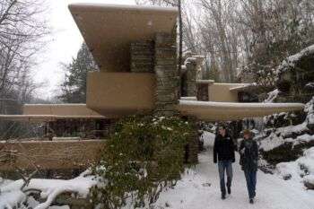 Photo de la Fallingwater House en hiver : la neige recouvre la structure.