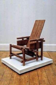Prototype de chaise rouge et bleu - Gerrit fabriqué à partir de carton recyclé et laminé avec des placages de bois.