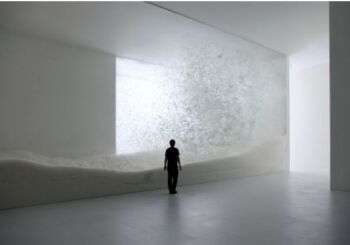 Neige / Sentir la nature – Mori Art Museum, Japon (2010). Dans The Snow, Yoshioka travaille cette fois avec une matière douce comme la plume et intègre la gravité et le mouvement au sein même de l'œuvre.