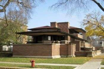La casa di Frederick C. Robie, Chicago, Illinois: Una struttura grande e semplice con un tetto piatto. 